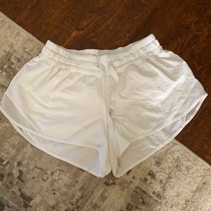 Lululemon white Hotty hot shorts original 2.5 size 6